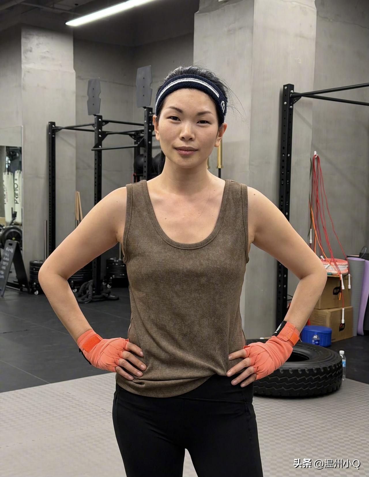 肉眼可见吕燕变漂亮了，坚持健身，不靠医美，没有发福，自然又健康。她43岁了，丹凤