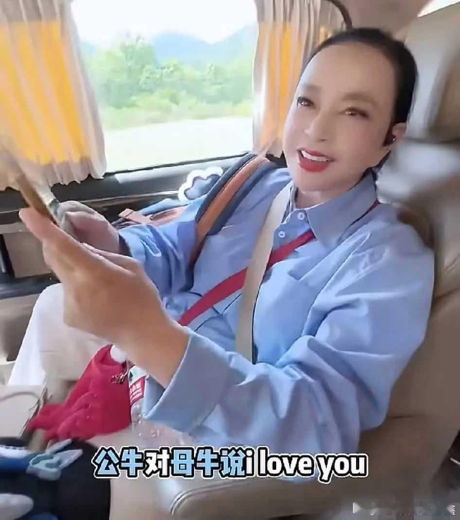 刘晓庆在最新视频中，摘掉了厚重的假发露出了自己的真实面貌，同时也暴露出了她自身的