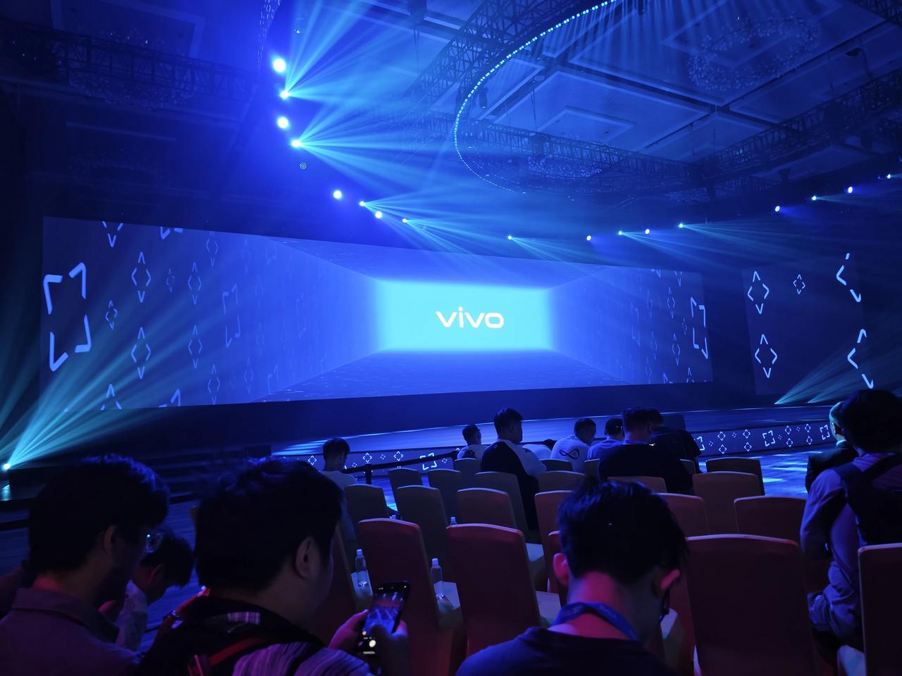 来2023vivo开发者大会线下打卡，现场太火了。
​偶遇了周围总；
​Orig