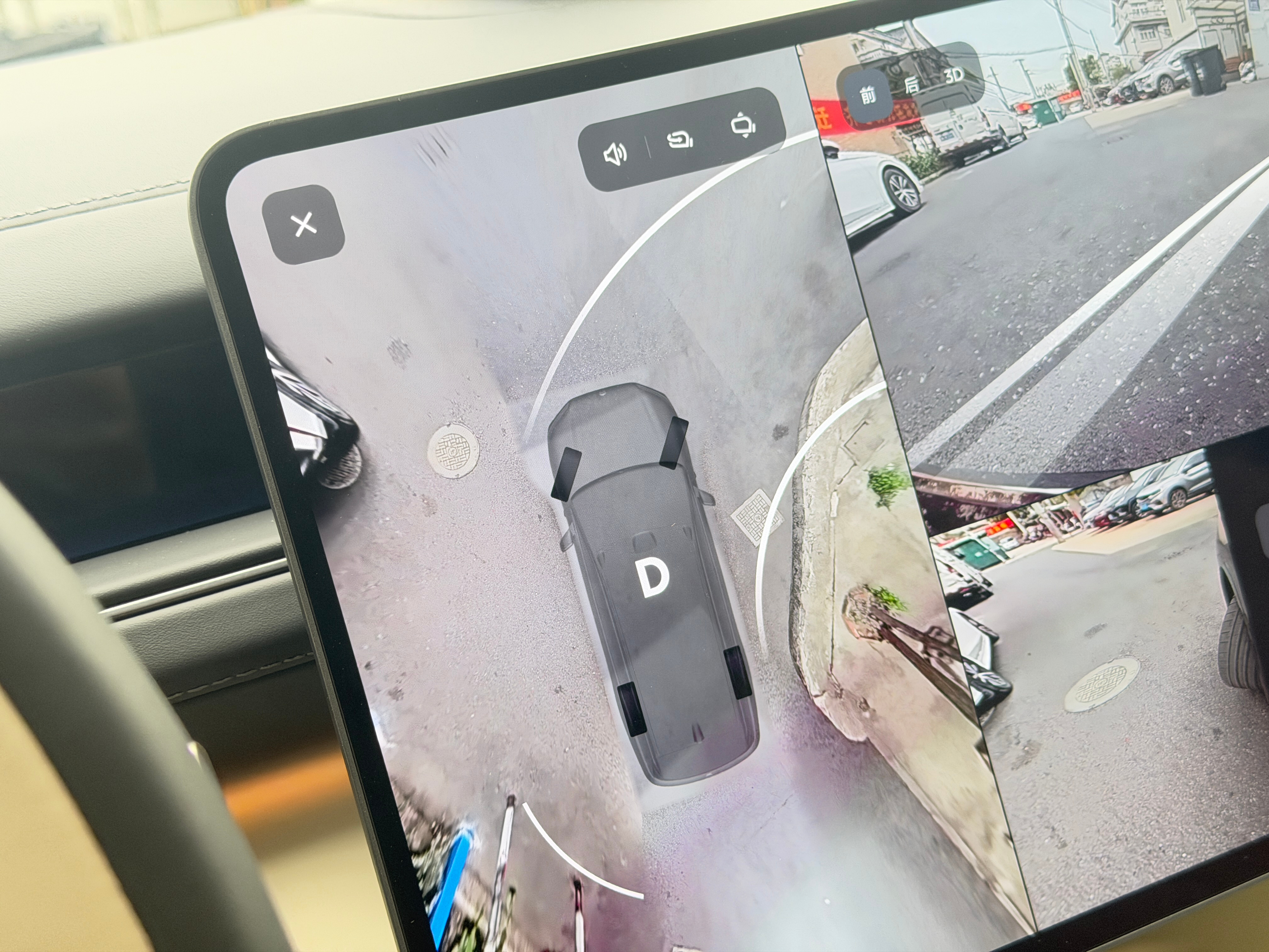 通过轨迹线你们可以感受下ES8的转弯半径有多离谱！实际体验来说，它让我觉得还要“