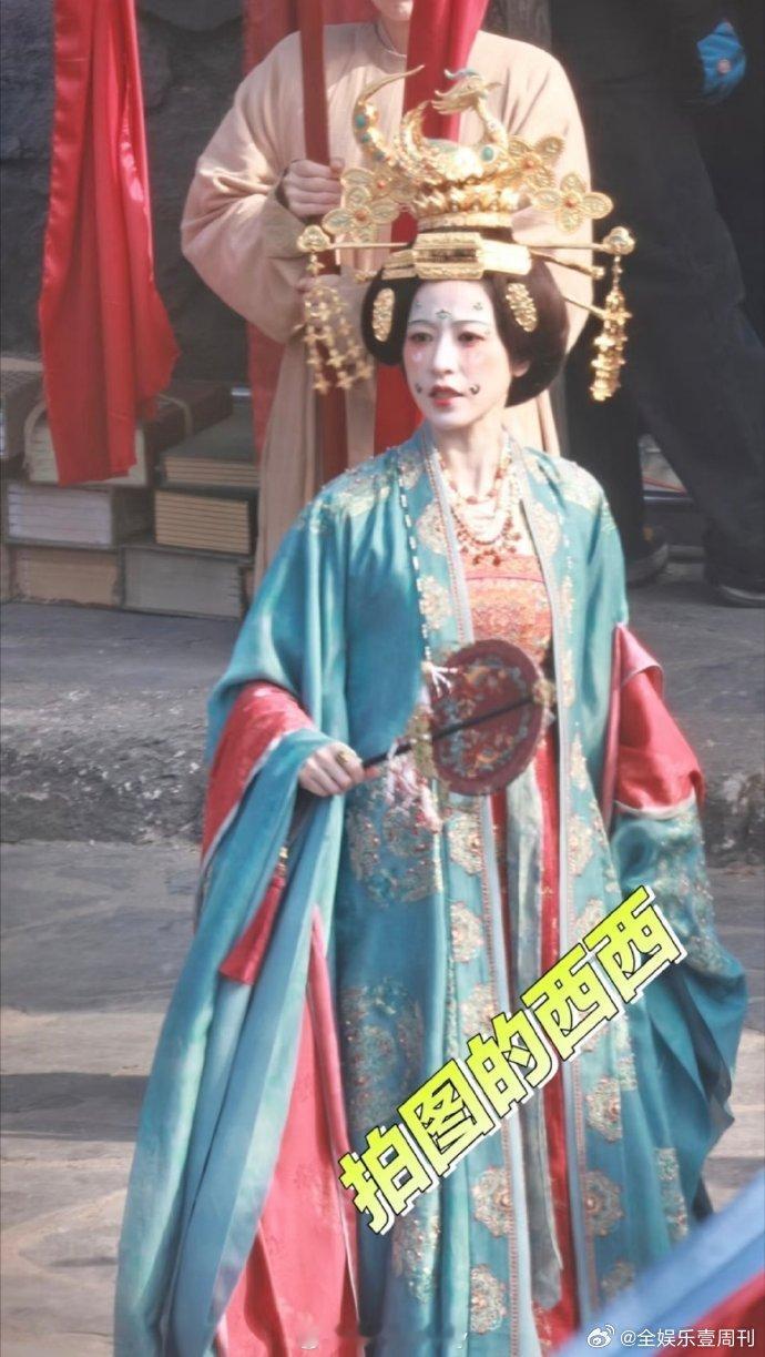 周雨彤太平年婚服路透 婚服路透一出，周雨彤瞬间俘获了我的心！！ 