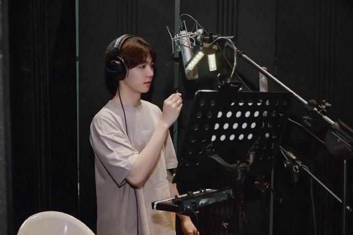 陈立农单曲爱存档 陈立农新歌《爱存档》循环中。苗柏杨的旋律写得太抓耳了，配上林言