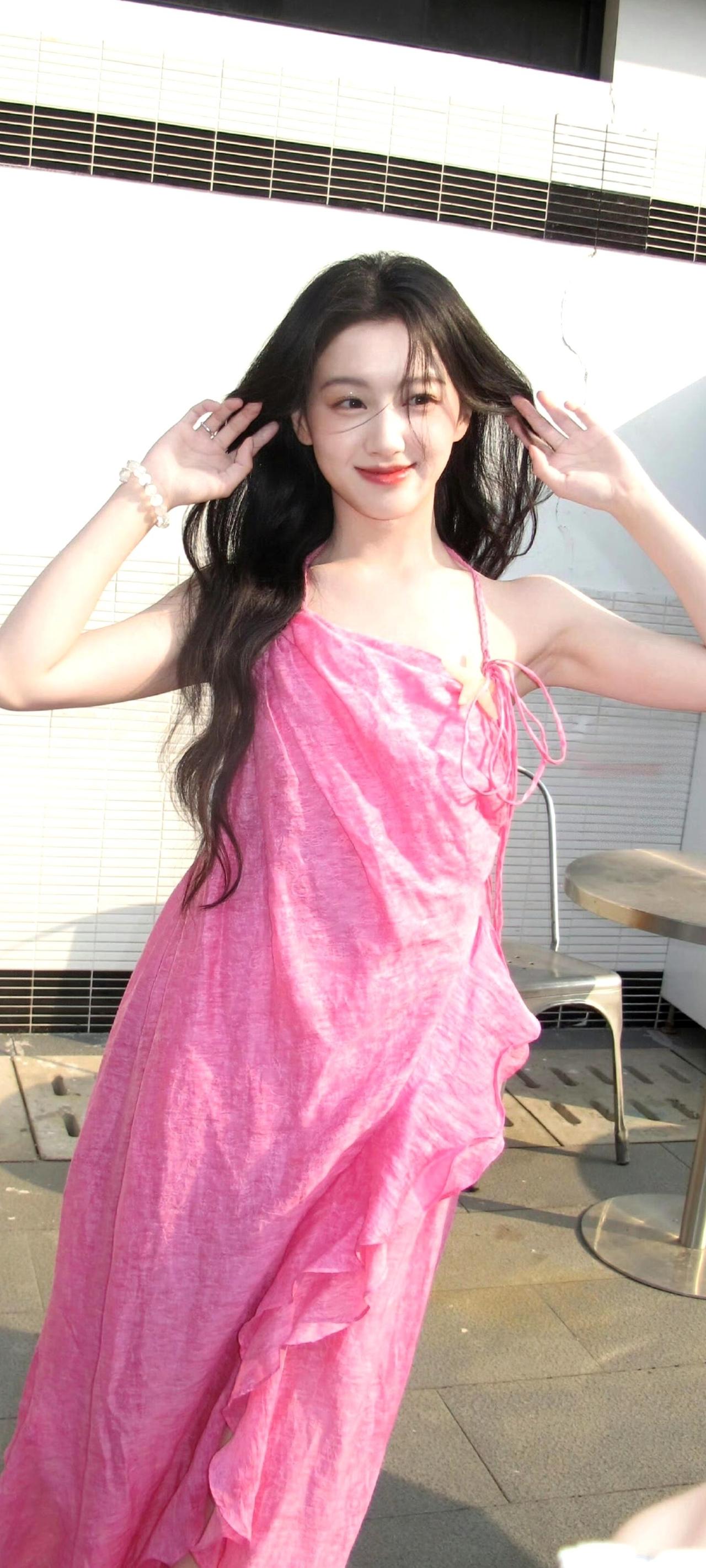 包上恩你搁这玩变装秀呢？！

谁被包上恩最新粉裙图创飞了我不说😭
前一秒还是《