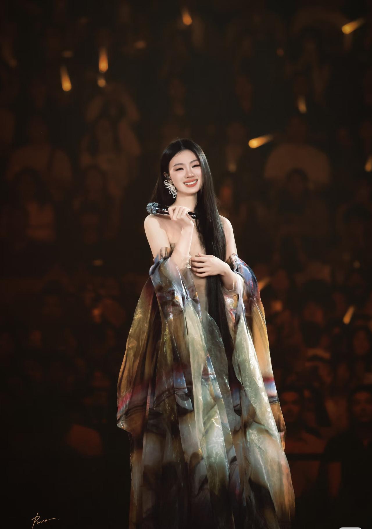 单依纯这场演唱会的讨论焦点，不止和李荣浩的版权纠纷这一件事。 新生代歌手发展初期