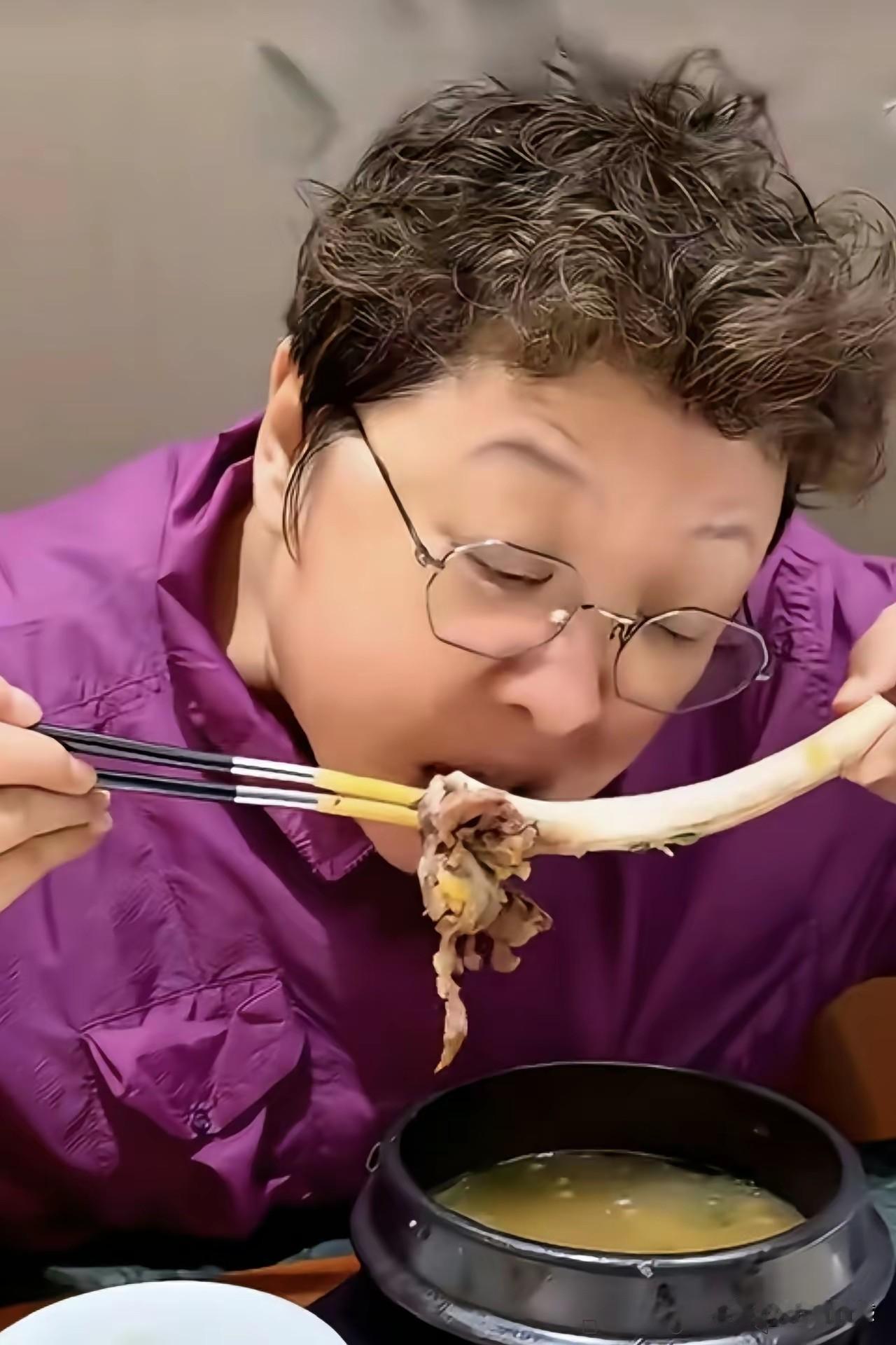 牙口好，胃口好，身体倍儿棒，吃嘛嘛香，看着真是让人羡慕！人和人真是不一样，有些人
