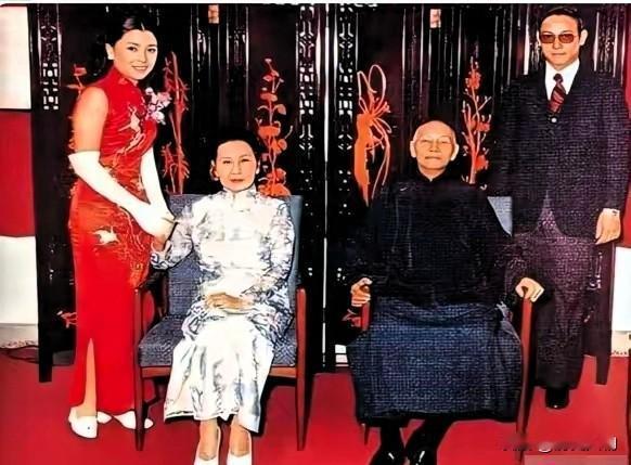 1973年蒋孝勇、方智怡举办婚礼，蒋介石重病难以起身。宋美龄借新人敬茶安排合影，
