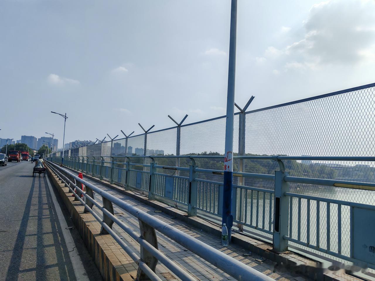祁阳市湘江一桥加装护栏！
    今天路过祁阳市湘江一桥，发现有工人在加装护栏，