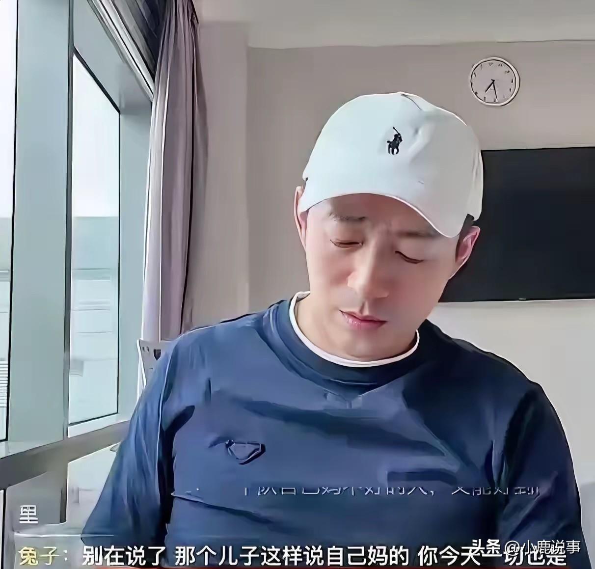 汪小菲直播当众指责张兰，
看得人心寒又心疼。父母早年分开，是张兰独自把他抚养成人