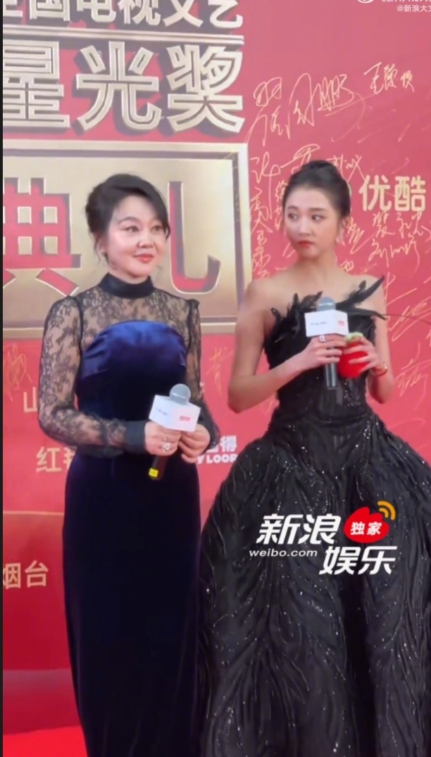 闫妮蓝丝绒拖尾裙闫妮飞天造型好适合闫妮的一条裙子！飞天奖闫妮深邃蓝丝绒配上若隐若