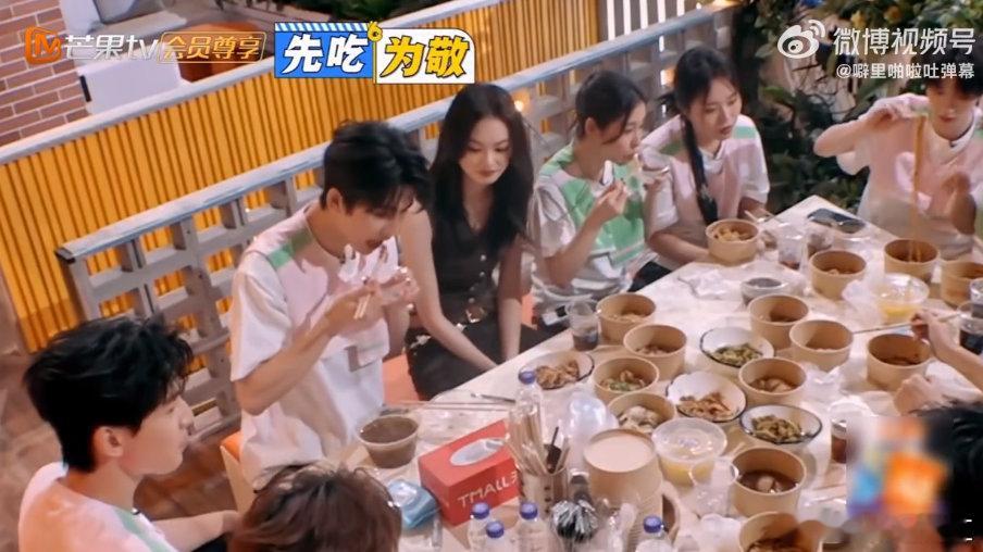 张凌赫不能吃辣又想吃的样子 你好星期六 饭桌上张凌赫被辣得手舞足蹈，边扇风边吐舌