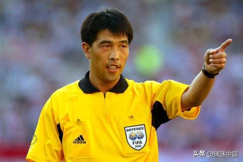 陆俊：我走上裁判之路，纯粹是因为兴趣。上学时我就开始客串裁足球比赛，1977年恢