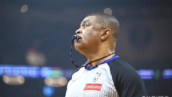 NBA西决G5裁判吹罚引争议5月27日，NBA西部决赛第五场雷霆主场127-11
