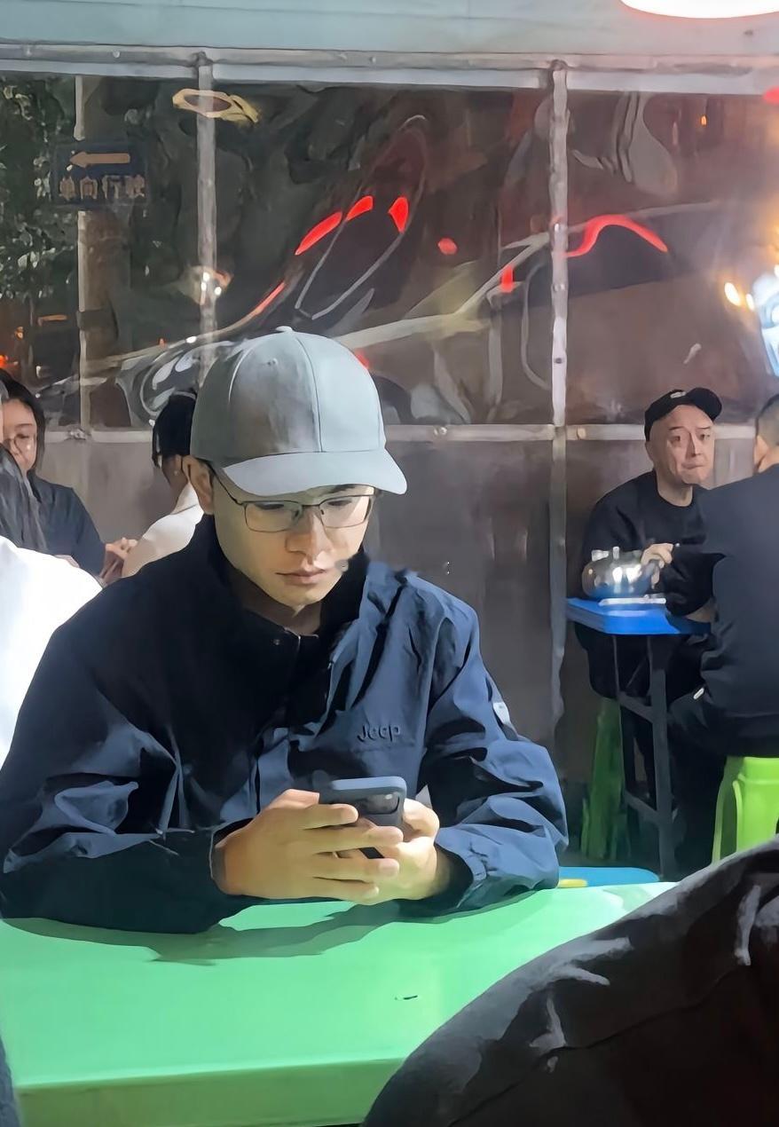 户子17pro用上了，好像是深蓝色的。 ​​​
