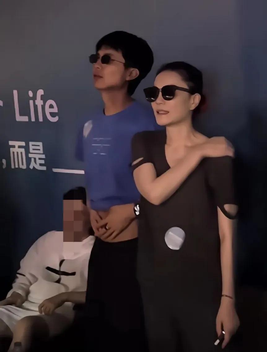 我妹是王菲的忠实粉丝，她突然跟我说：以后不要喜欢王菲了。
 
问她原因，她一句话