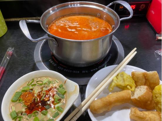 自助小火锅越开越多，真的是门好生意吗？

商场里的自助小火锅越来越多，不是因为网