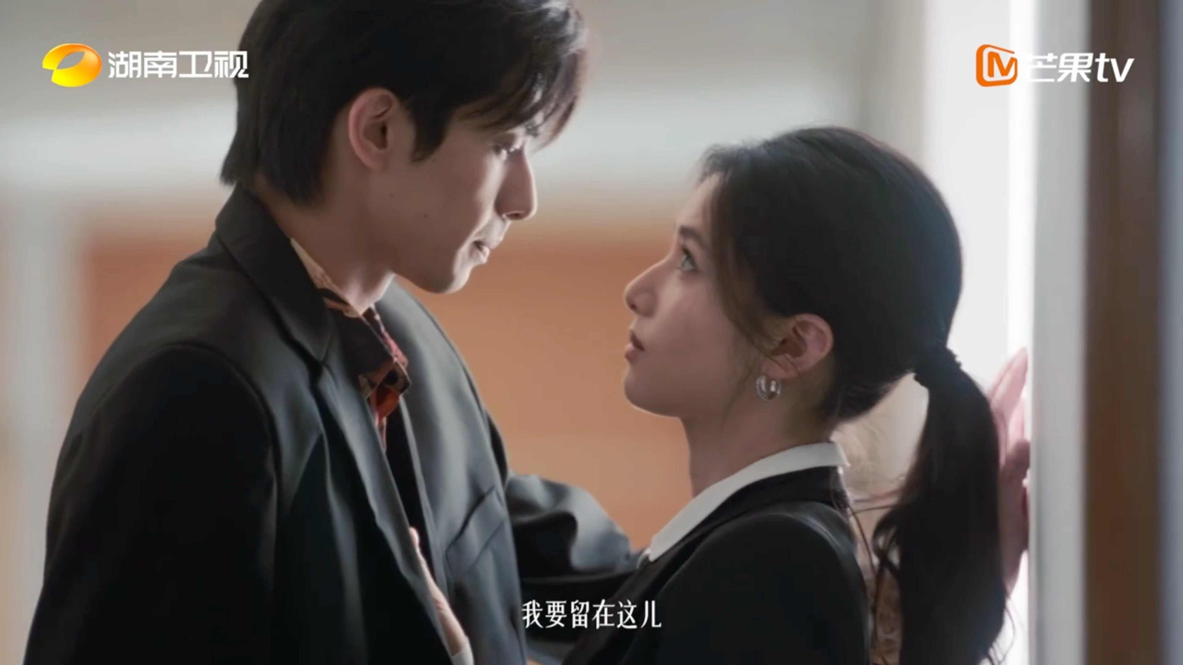 张婧仪扯宋威龙领带这一下野狗骨头｜张婧仪宋威龙 张婧仪扯宋威龙领带这一下