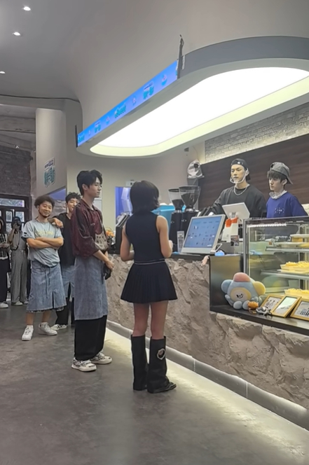毕宸睿觉得陈妍希耽误他做咖啡毕宸睿看到陈妍希来探班，第一反应居然是自己还有咖啡没