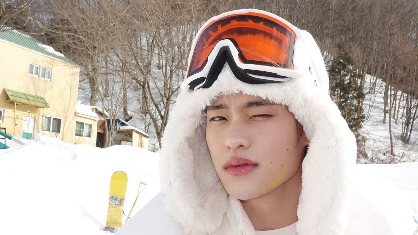 “无论在梦里 还是在未来 永远都在一起 🤍❄️ ”-“爱你的人永远都会出现在你