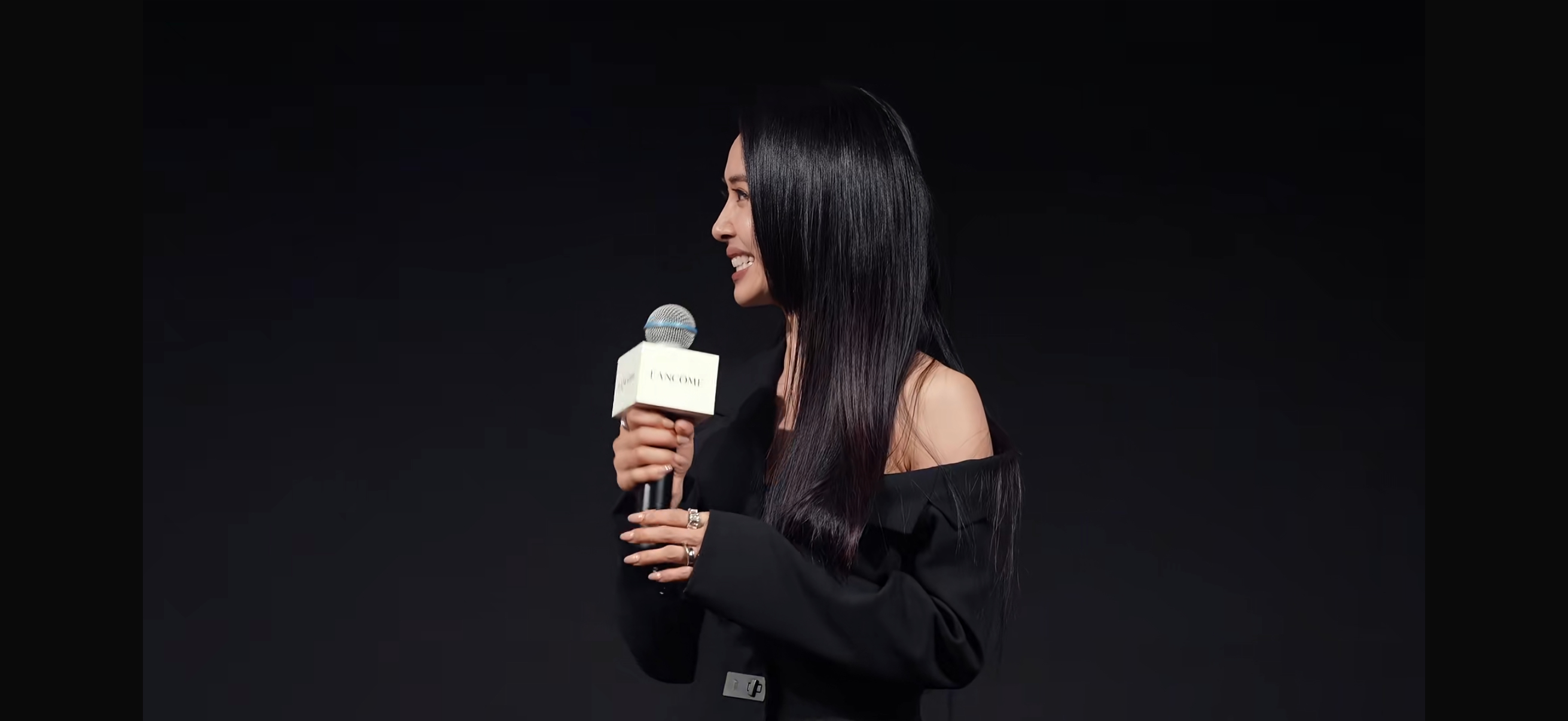 妈咪好好，拿奖先感谢粉丝，太原演唱会也说是粉丝集气喊过来的，刚才兰蔻活动也说看到