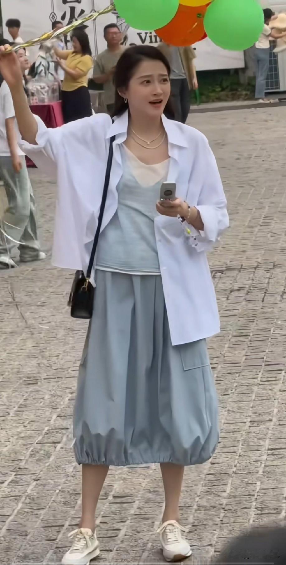 关晓彤青岛拍戏，感觉青岛人没什么追星的热情，遇见了拍一下，也不特意去！

最近，