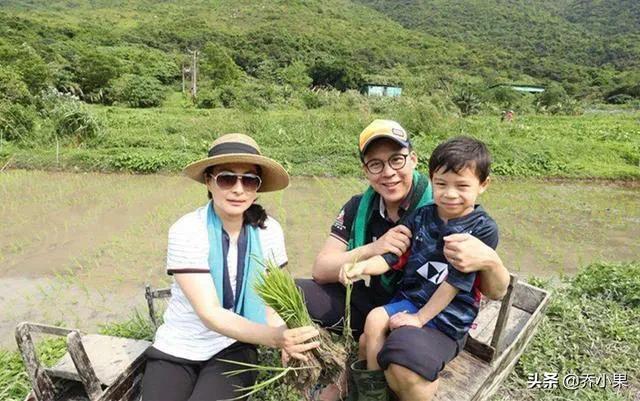 郭晶晶夫妇别样“炫富”！穿一身白衣带儿子下田插秧，真不怕弄脏。

郭晶晶霍启刚夫