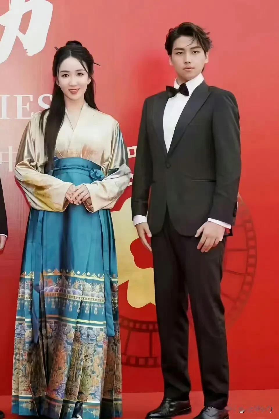 娄艺潇旁边这位男士用力过猛了，镜头前努力绷着胸肌，昂首挺胸，但表情过于木讷，气场