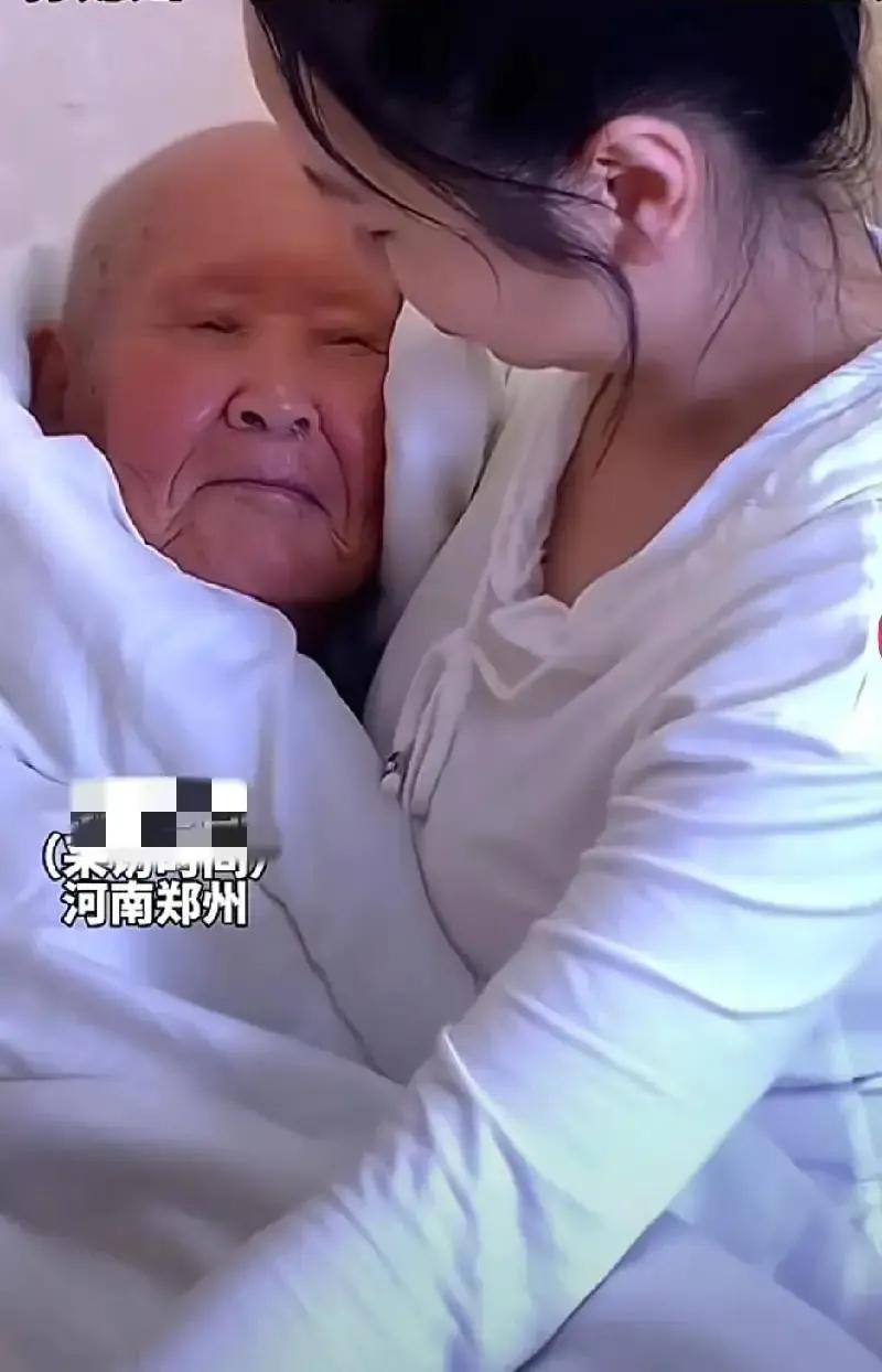 百善孝为先！河南一位90后孙媳妇，半夜给93岁爷爷换尿垫，换完准备离开时，爷爷突