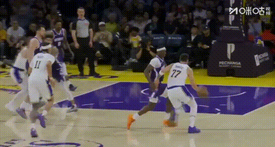 无解3分！东契奇倒地秀醉拳3分。
图1：脚下一滑把自己给整倒了，普劳登手一举：别