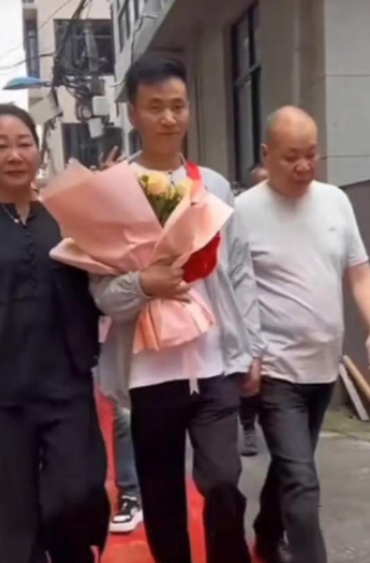 浙江温州，一身价上千万的商人，突然接到电话：“你33年前夭折的儿子在找你！”商人