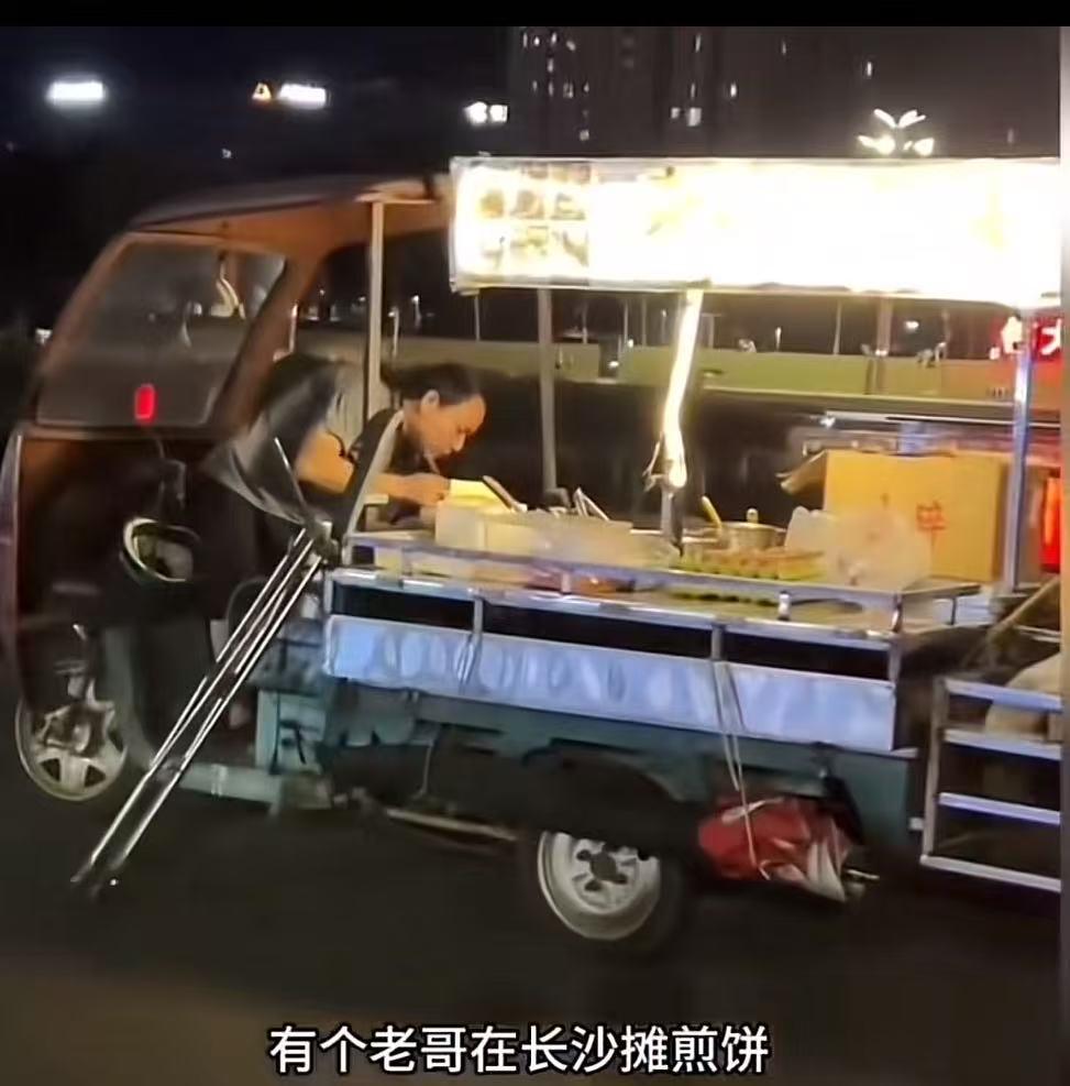 残疾小伙四处摆摊为生，男子看他可怜，买煎饼当场转账一万元！小伙发现后以为男子转错