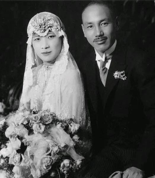 1927年，上海大华饭店。
蒋介石宋美龄举办了婚礼。
但禁不住问一下，穿婚纱的新