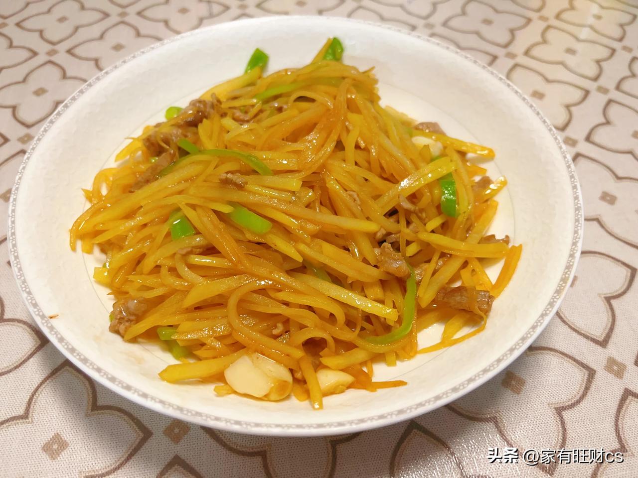 晚上煮了点鸡肉丢到昨天的椒麻鸡汤里，味道还是很好

炒了个里脊肉青椒土豆丝，剩了