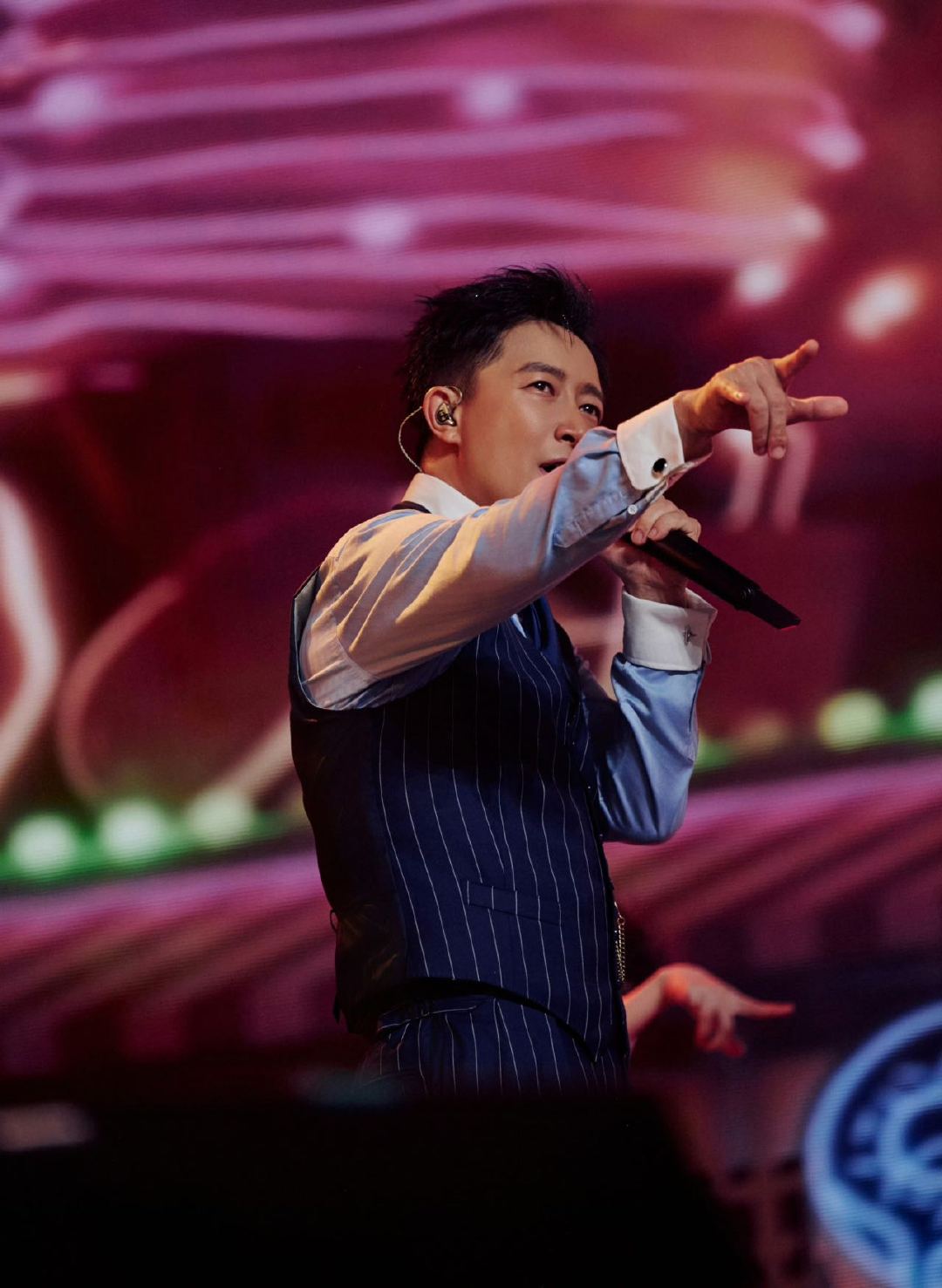 韩庚在演唱会上热舞全程保持绝佳竞技状态，歌舞演绎从容稳健，超强舞台感染力瞬间带动