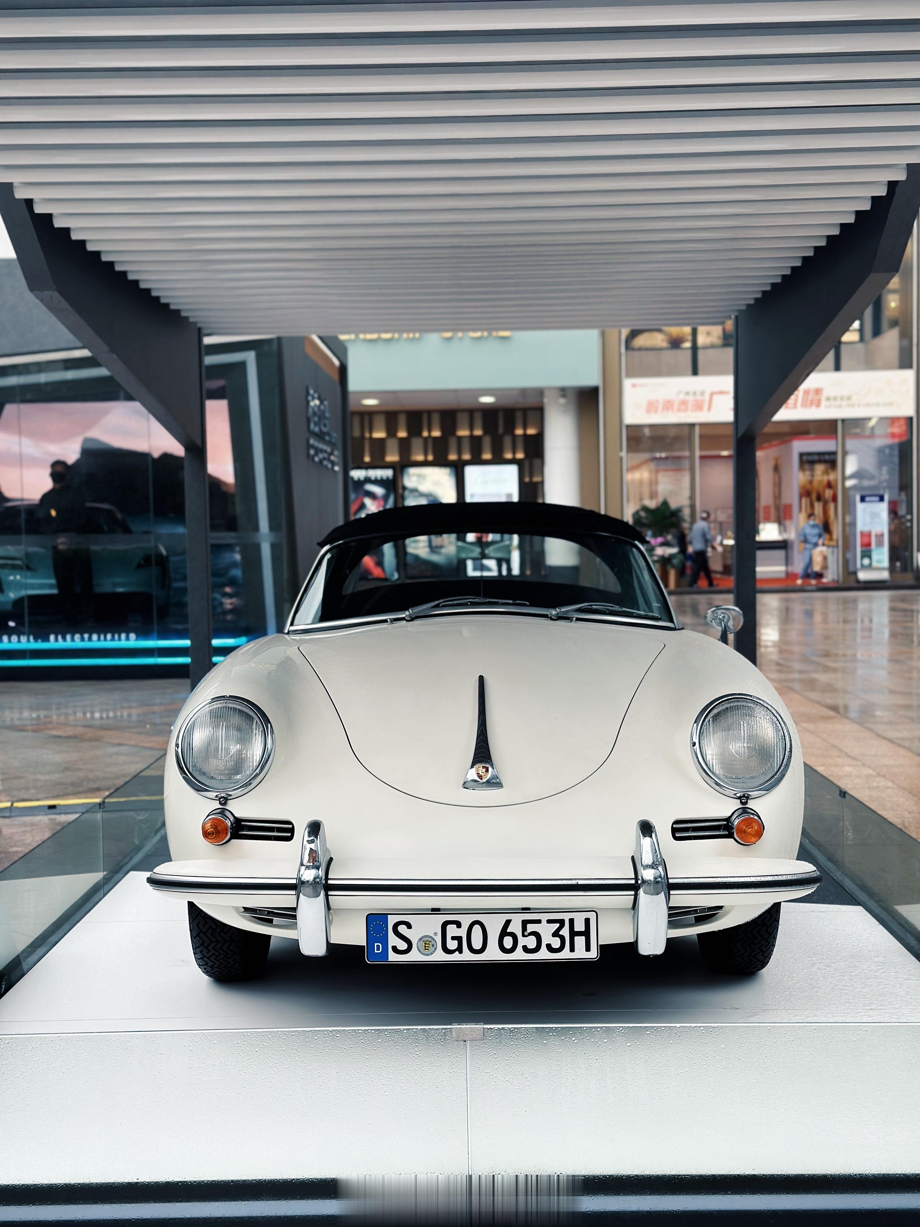 近日所见，展出在广州友谊商店的青蛙356 Roadster，来自斯图加特博物馆，