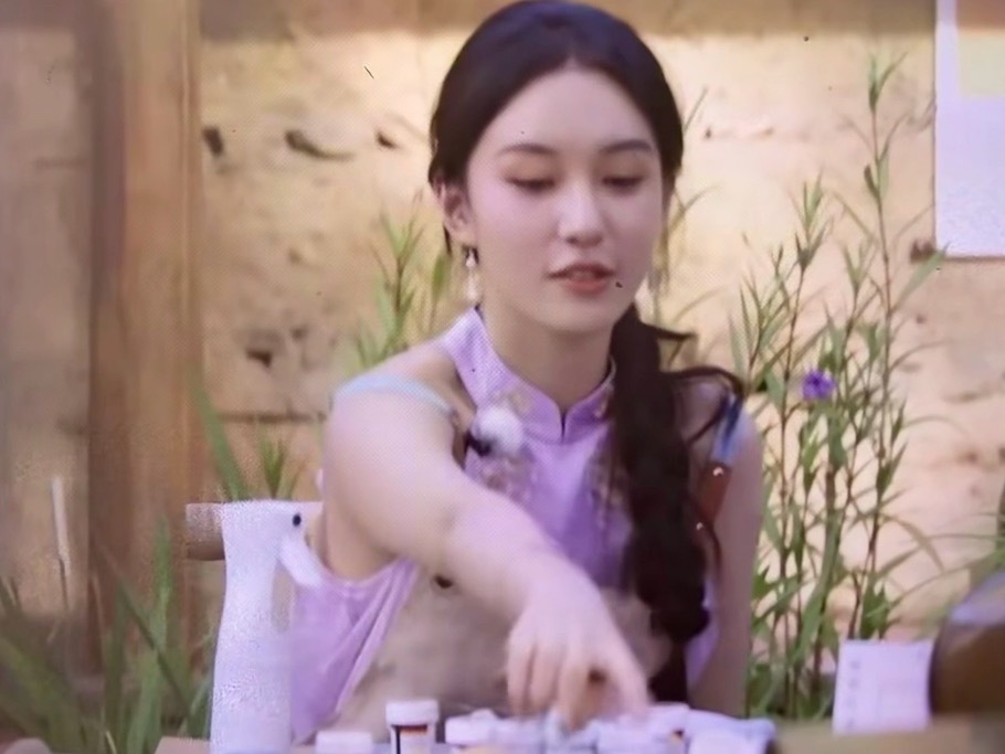 为什么王梓莼的围裙一会有一会没她的围裙在变魔术吗，一会有围裙一会没有？ 