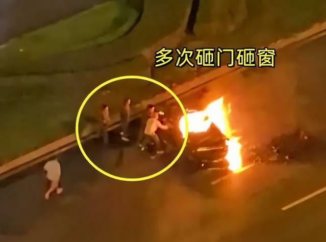 成都凌晨3点惊魂！电车追尾自燃，4名路人拼命砸窗救人，打不开的车门成了死亡陷阱