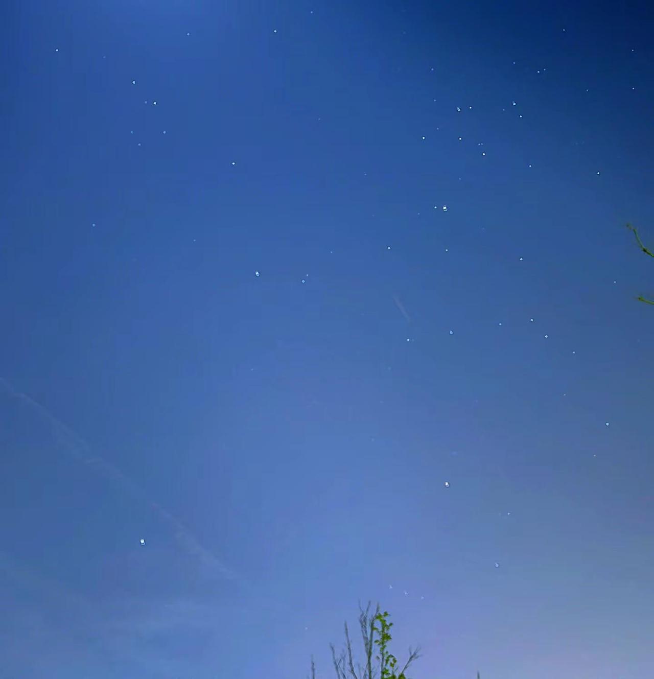 人间烟火疲惫，还好头顶有整片星空。不用追赶时间，静静吹吹风、看看星星，心事交给晚