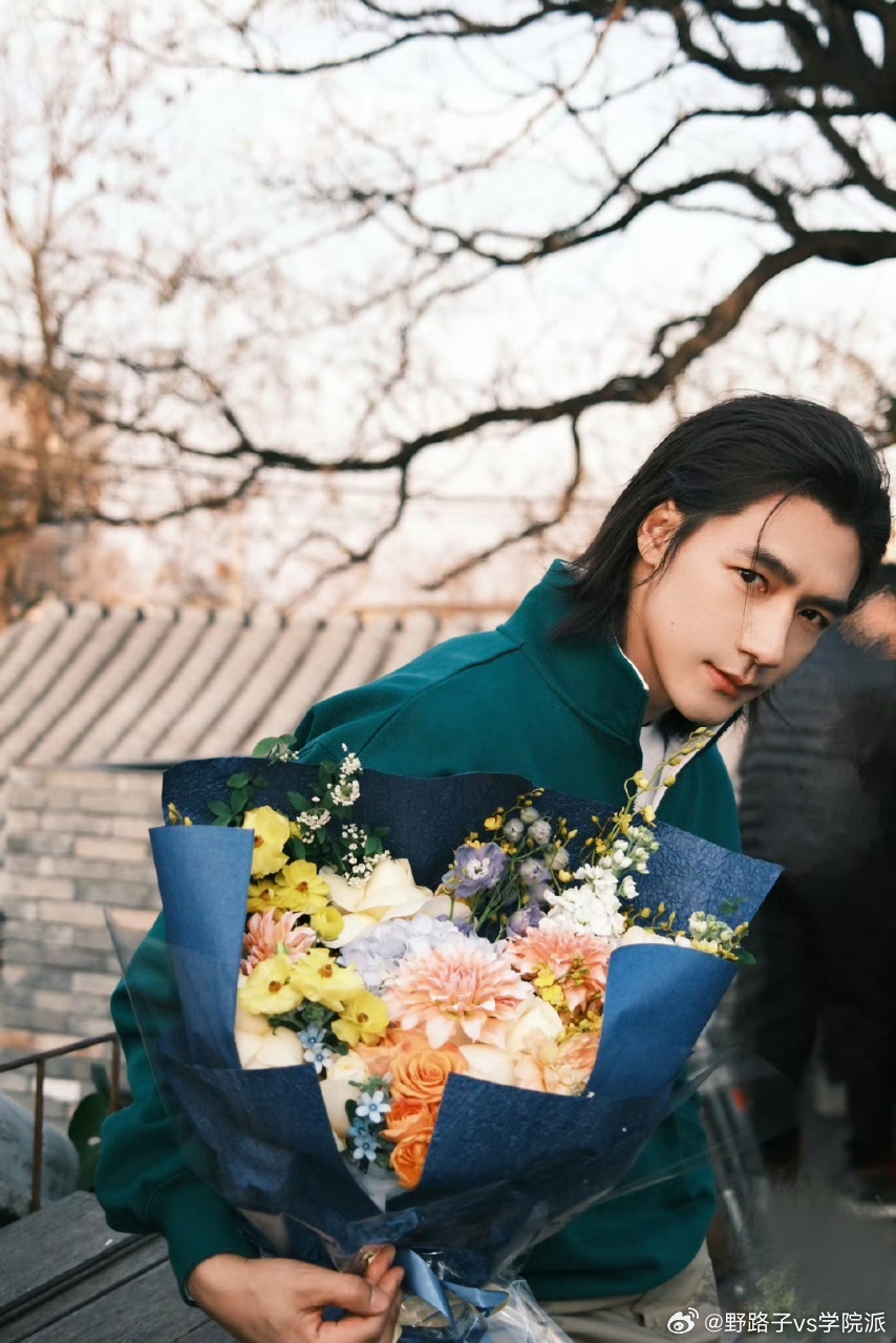 此沙张典和花花此沙张典捧花照 此沙张典的捧花照惊艳出圈，他抱着花站立，氛围感直接