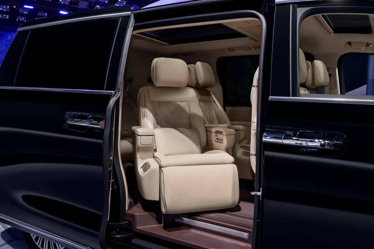 移动生活空间，智界V9用旋转座椅做到了
北京车展《鸿蒙智行会客厅》直播中，水哥作