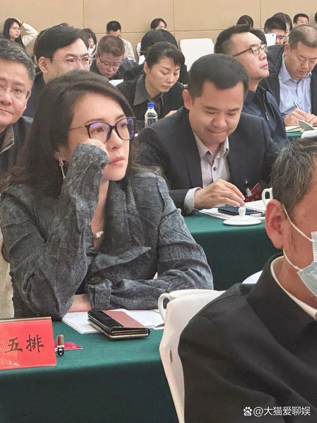 章子怡素颜开会照流出，无美颜无滤镜真实状态曝光！ 