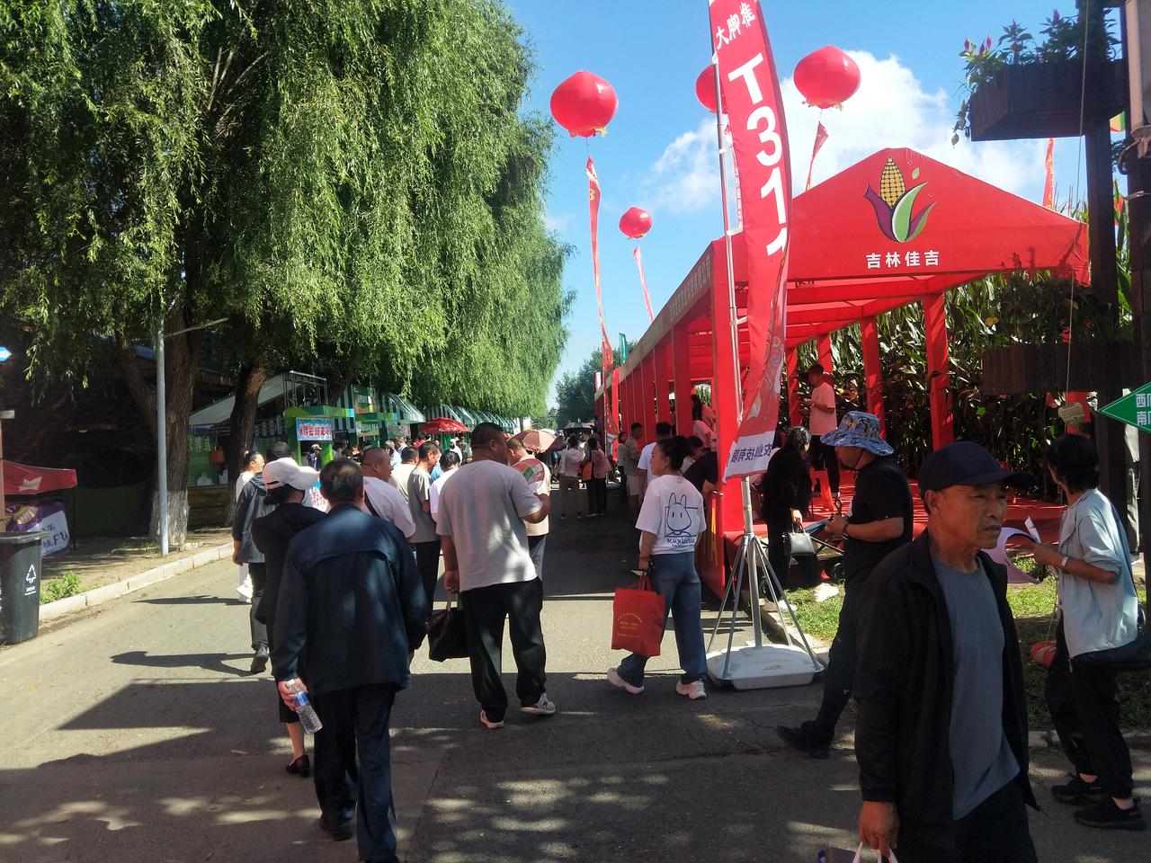 【昨天第25届吉林长春农博会拉开大幕，开幕式首日恰逢周末，前往农博园参观的市民，