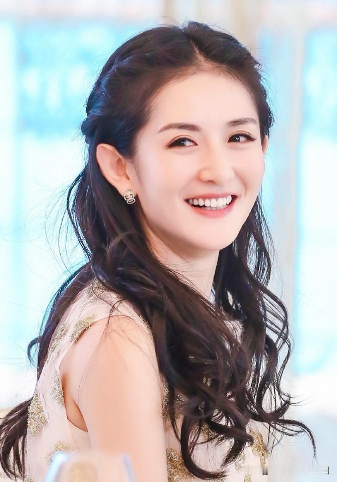 下面回答头条推出的上述话题。

小编不讨厌谢娜，也说不上喜欢，但并不期待看她的演