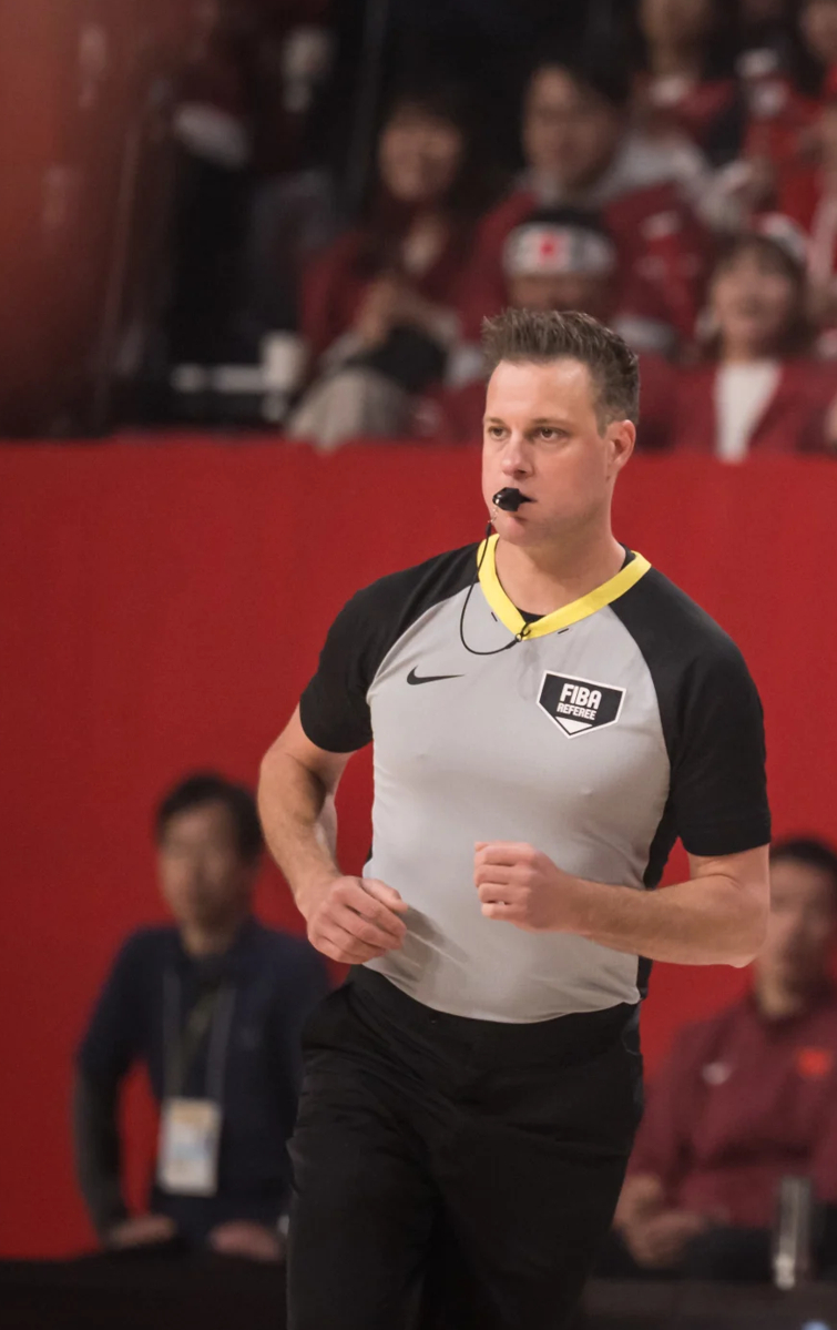 网友的评论：上半场想骂人，下半场想骂裁判不是人！日本 主场哨