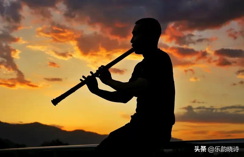 吹歌和吹独奏曲差别还挺大。吹歌时，更像是在和歌曲互动，要贴合歌曲的旋律、情感和节