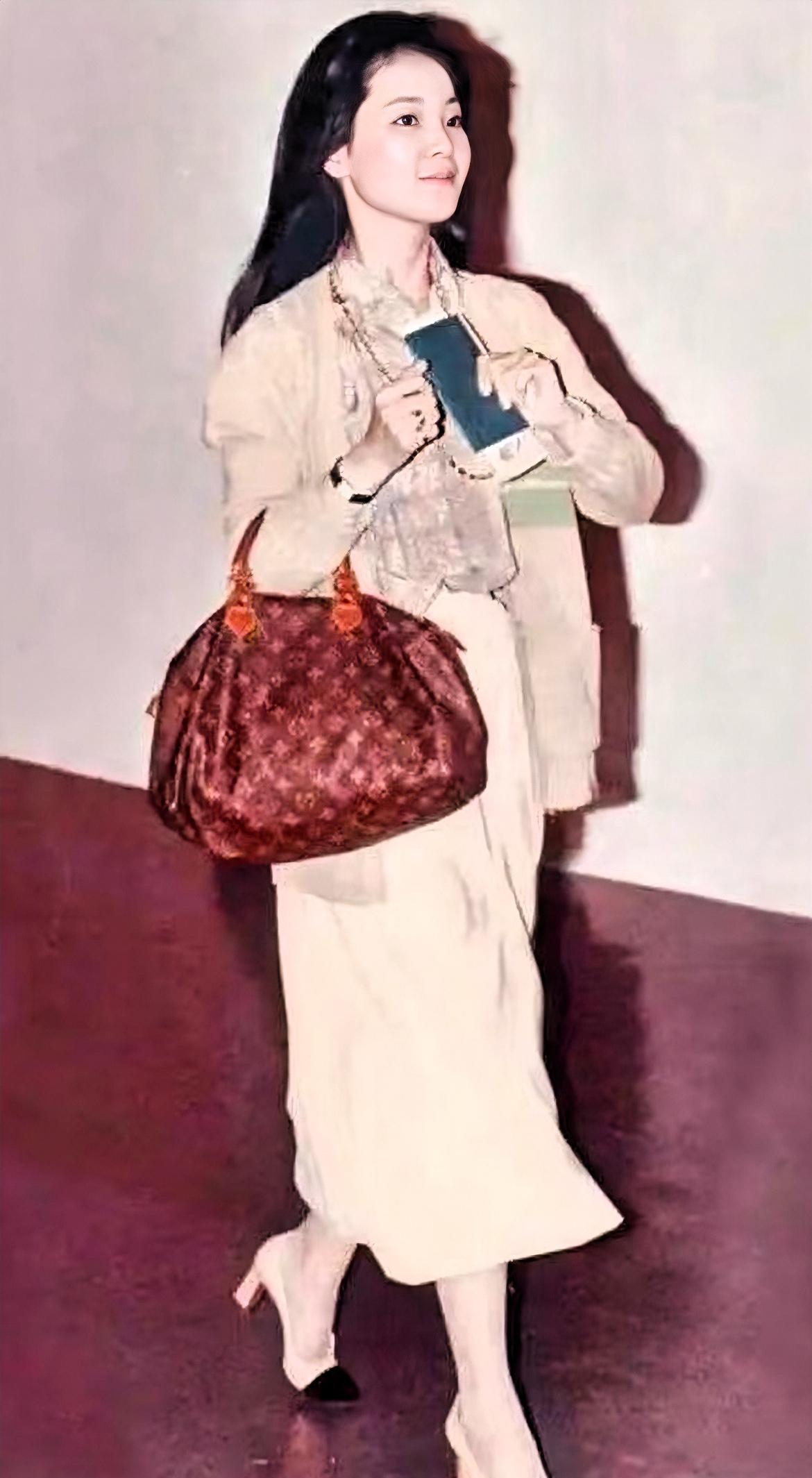 你还在穿错衣服？
邓丽君早就把答案穿在了身上。
台北文物特展里，那几件1970年