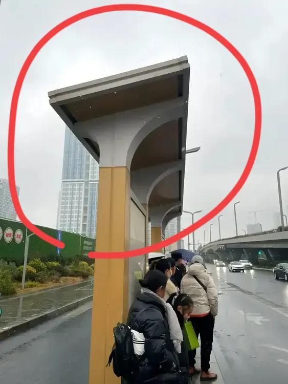 据说，这是某新一线的公交站台…
该信一线城市，年年评分都100分，排名第一…
市