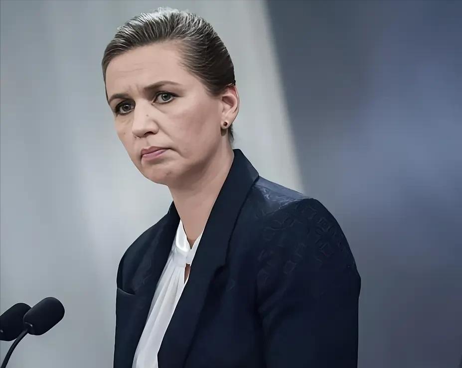 白宫直说了：拿下格陵兰岛，不惜动武。
丹麦真是自作自受，曾经为了讨好美国，不惜成