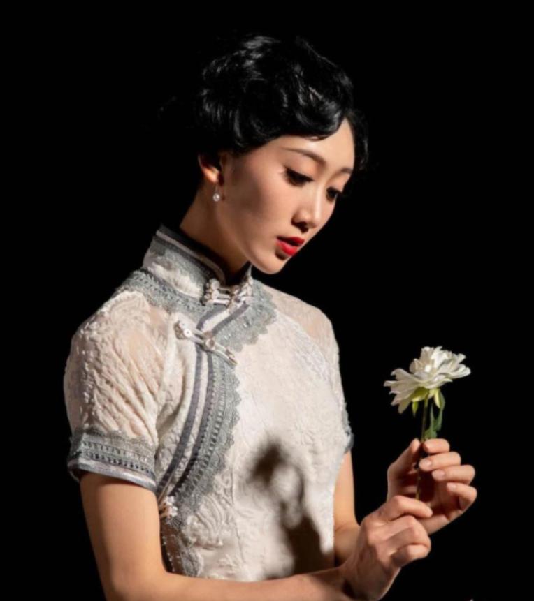 1941年，一个女囚被捕入狱后，监狱长一脸得意，解开衣扣就朝她扑了过去，可是，谁