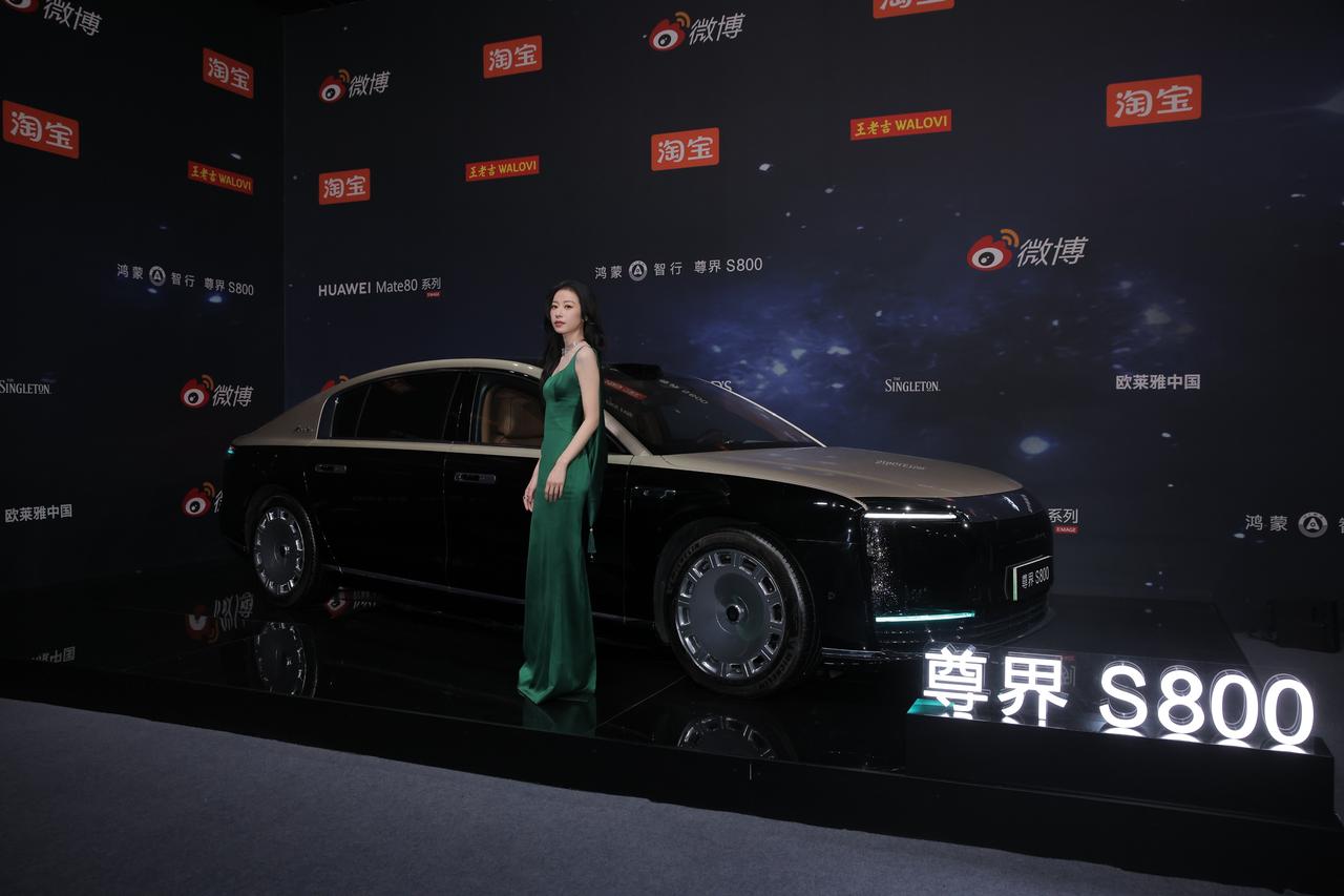 微博之夜红毯边最出片的除了各位明星之外，还有百万豪车尊界S800，这车往那一停，