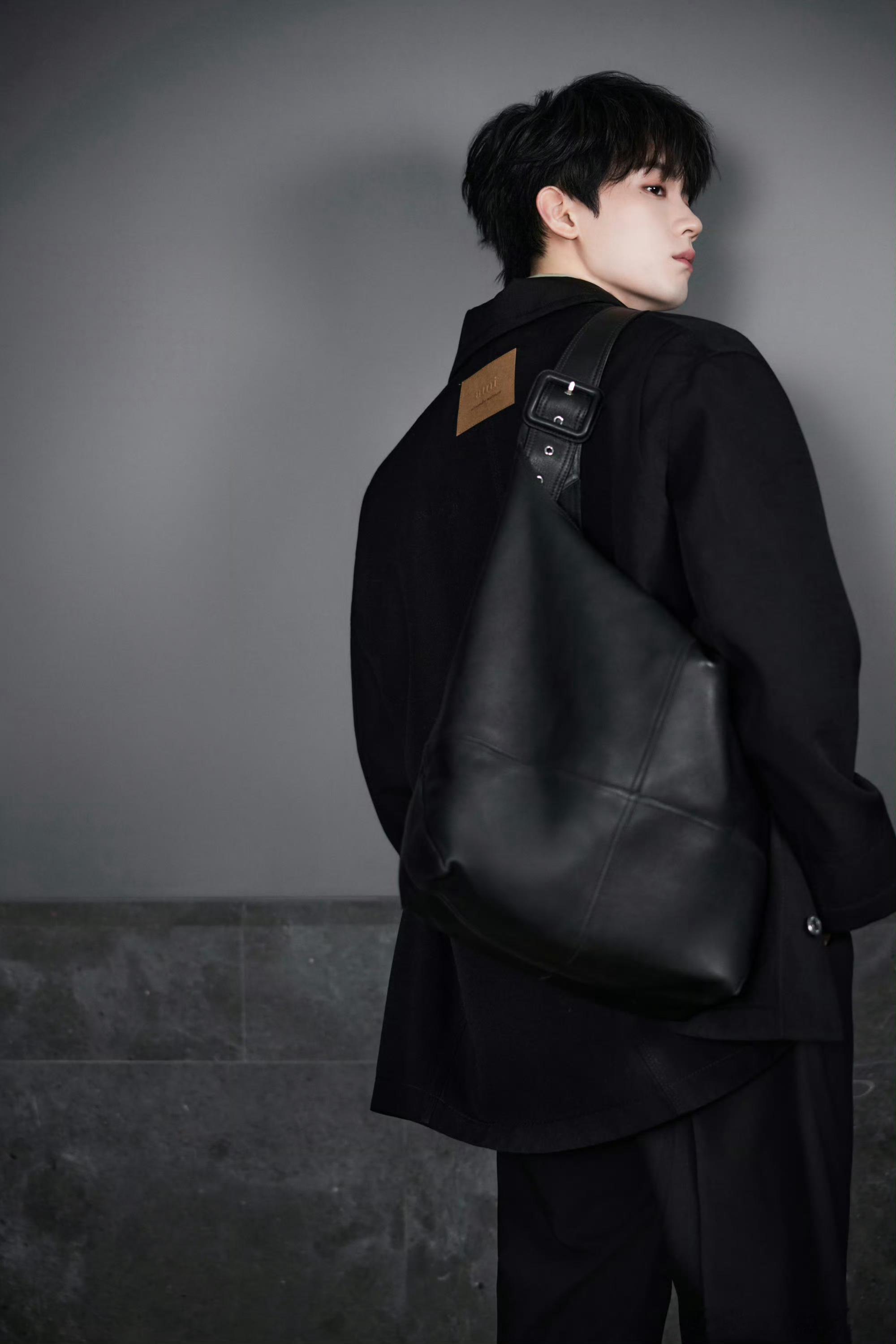 周翊然身穿Ami Paris2026春夏男装系列预热时装周，即将出席品牌秋冬男装